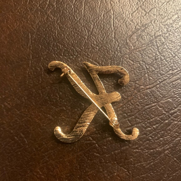Initial “K” monogram pearl brooch - Picture 3 of 3